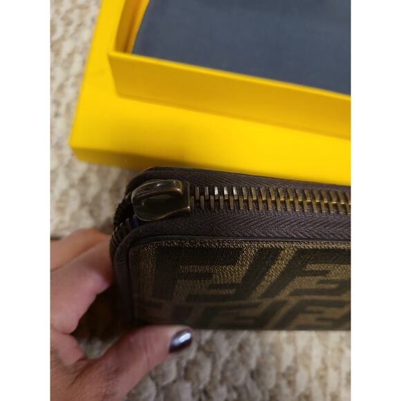 Fendi Zippered Wallet. Zipper Pull Is Missing But Can Easily Be Replaced And... - Picture 3 of 9